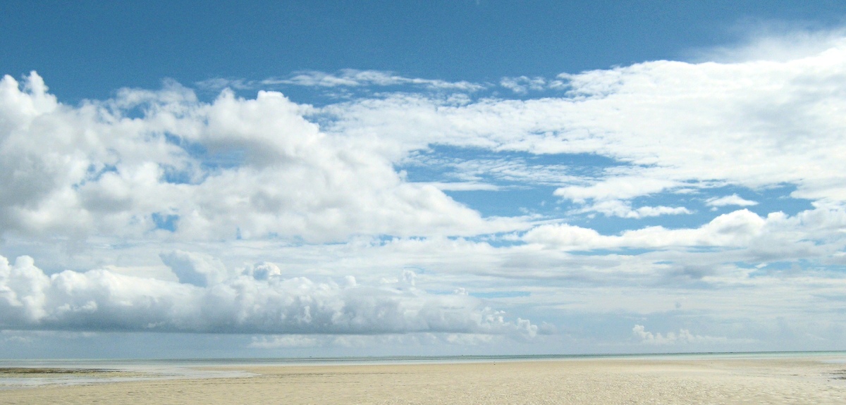 Weiter Meeresstrand